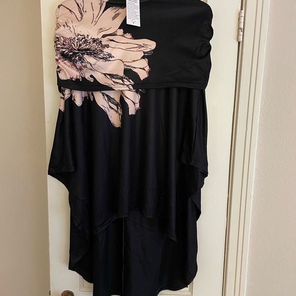 Medium high collar black top. - Picture 2 of 3